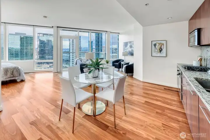 Fantastic light on the 26th floor of Bellevue Towers!