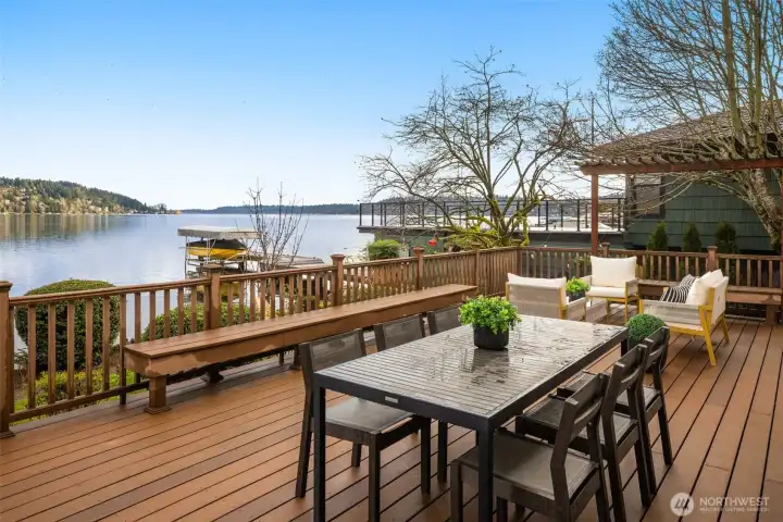 Dine here and wait for that sunset while relaxing with friends.