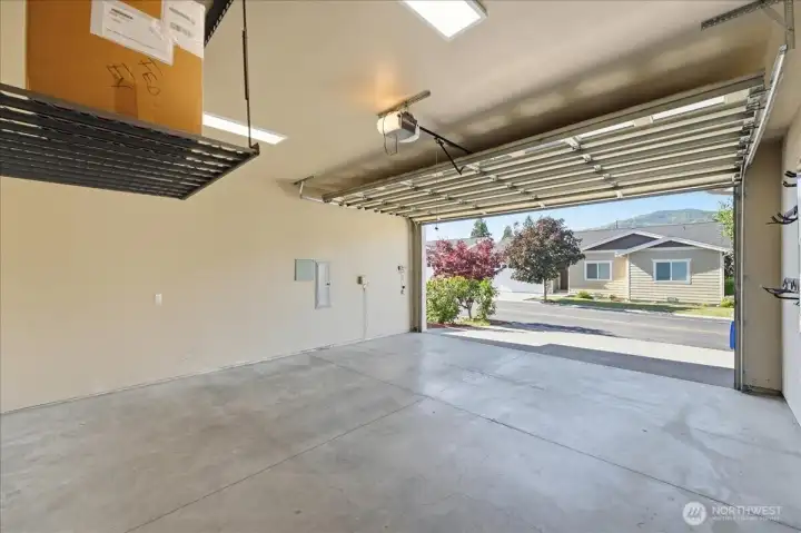 2-car garage 2-car garage
