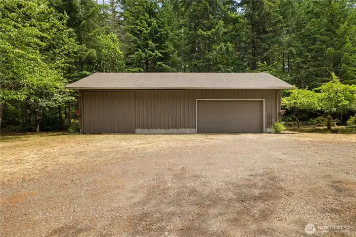 Large Shop that can be used for RV storage and more.