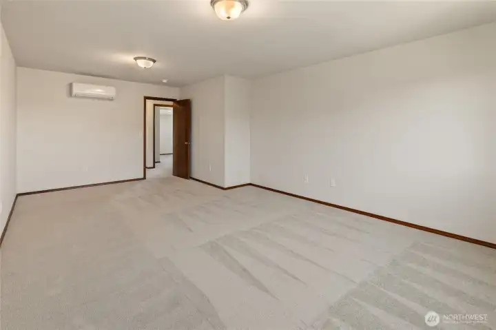 Bonus room - office, rec room or bunk room!