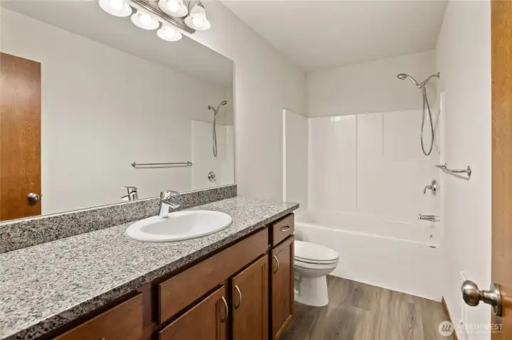 Full hallway bath with granite countertop!
