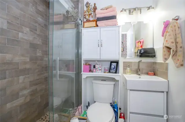 Unit 4 - 3/4 Bathroom