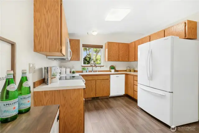 Oak cabinets and updated appliances