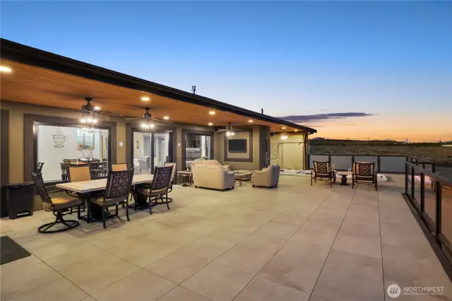 Huge entertaining deck.