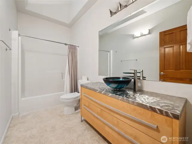 Full Guest Bathroom (on Main)