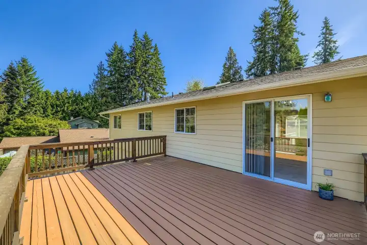 WONDERFUL BACK DECK OVERLOOKS LARGE BACK YARD.