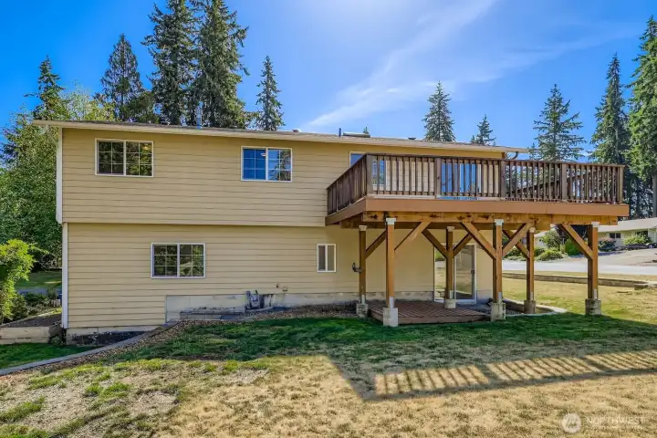 AMAZING BACK DECK IN PERFECT CONDITION.