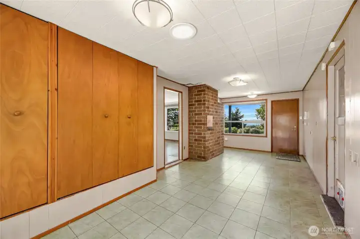 BONUS / FLEX ROOM  Door to front