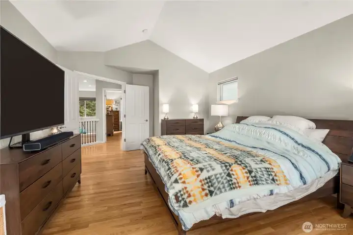 Primary en-suite - vaulted ceilings