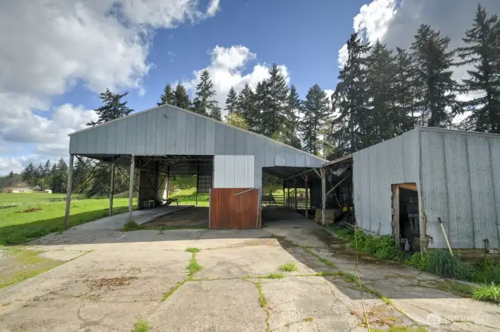 Multipurpose barn/machine shed, has a coral ready for small animals