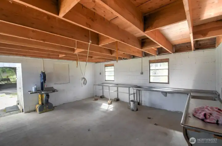 stainless counters and saw DO NOT come with the property