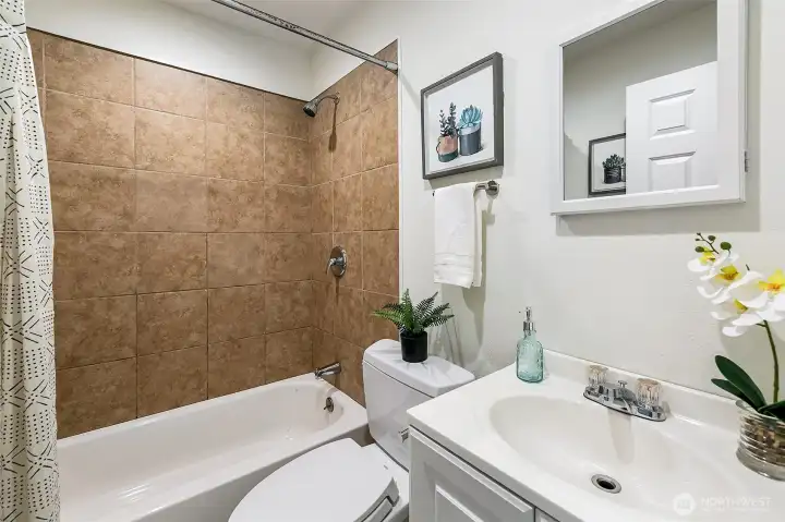 Full bathroom #2