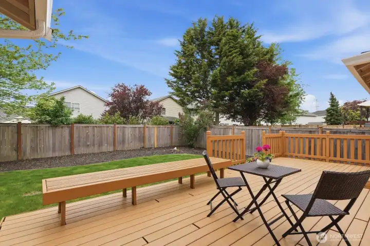 Large Entertaining Deck with Built-in Seating & Plumbed for Gas