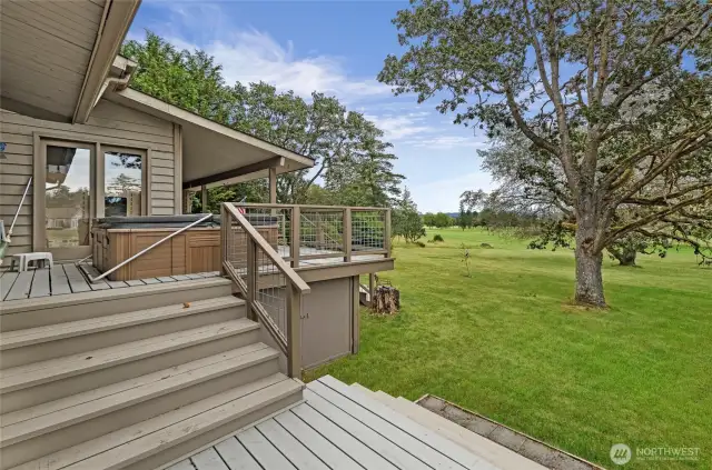 Enjoy the park-like feeling with mature Garry Oaks, gently sloping lawn and the golf course just down below.