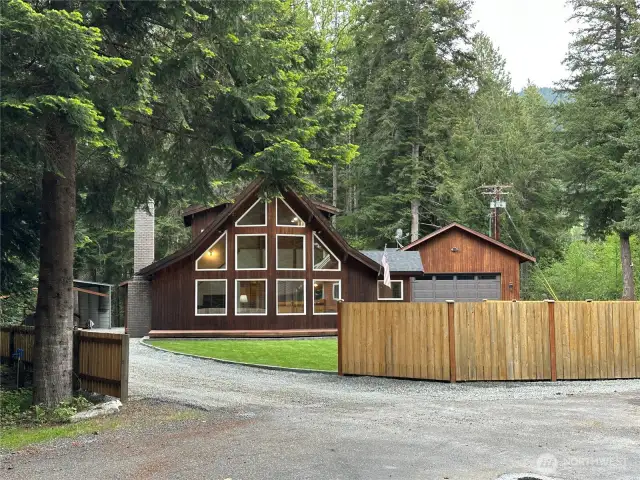 Picture perfect view of property from the cul de sac.