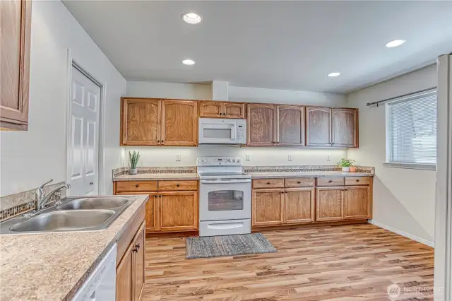 spacious kitchen w dining area