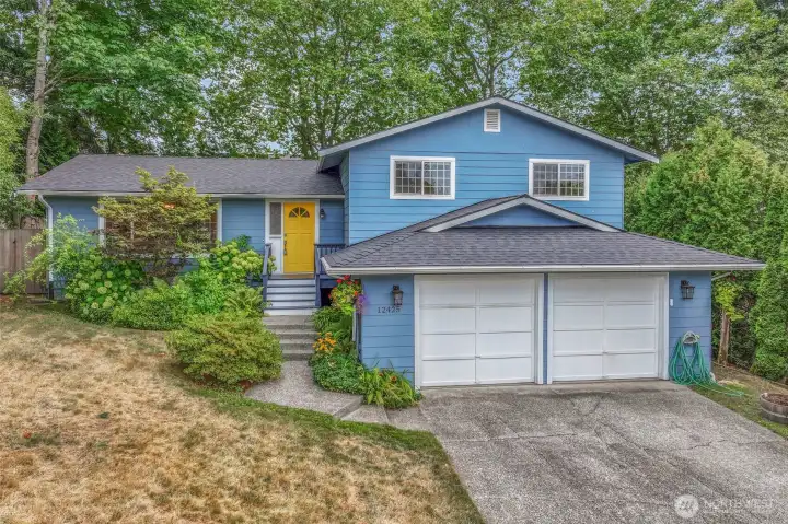 Welcome to this inviting Kingsgate home in Woodinville, set within the top-rated Northshore School District. The cheerful exterior with its welcoming front entry sets the tone for the comfortable living spaces that await inside.