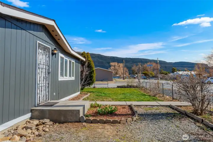 front of house looking towards Hanna