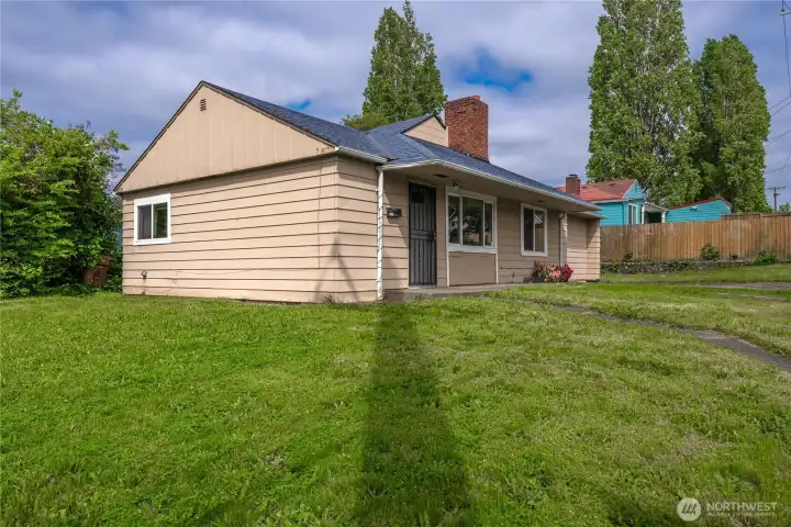 Front of the home from the corner of S 19th St and Hosmer St. Two-car driveway on S 19th St and plenty of street parking on Hosmer St!