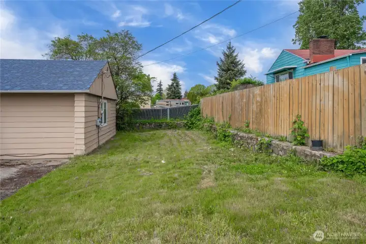 Side yard off S 19th St.