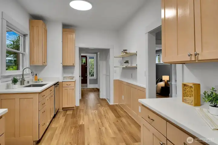 Modern and updated kitchen...