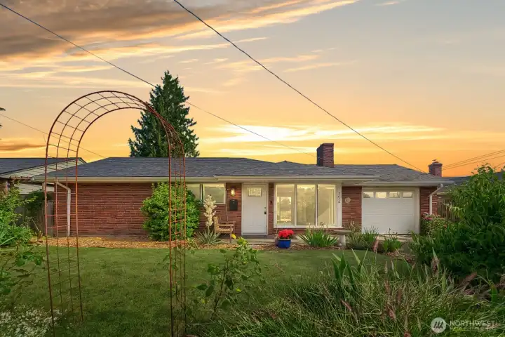 1952 Mid Century brick rambler - just blocks away from Lake Washington and literally one block to the Lakeridge Swim Club