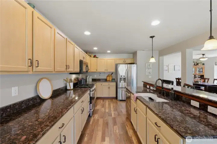 Look at those beautiful countertops!