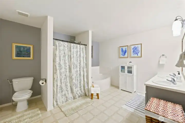 Primary en suite Primary en suite