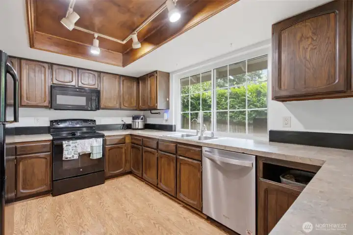 Ample counter space, plenty of lighting. Ample counter space, plenty of lighting.