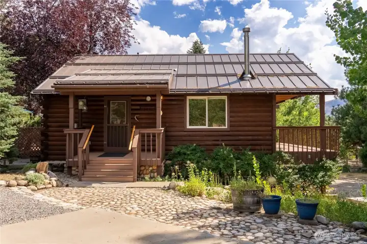 Welcoming front entry with covered porch and easy main-level living. Welcoming front entry with covered porch and easy main-level living.