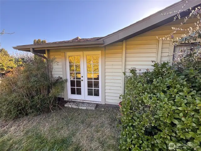 Entrance to sunroom.
