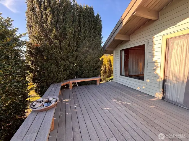 Front deck, with stairs that go to side yard.