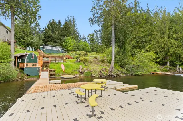 Large dock area for entertaining