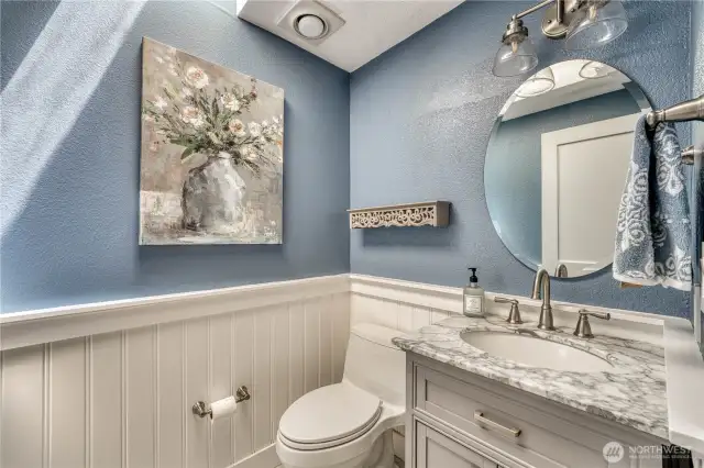 Main level guest 1/2 bath.