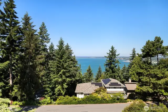 Welcome home to 118 Highland Dr - a mid-century dream with views and a full MIL suite!
