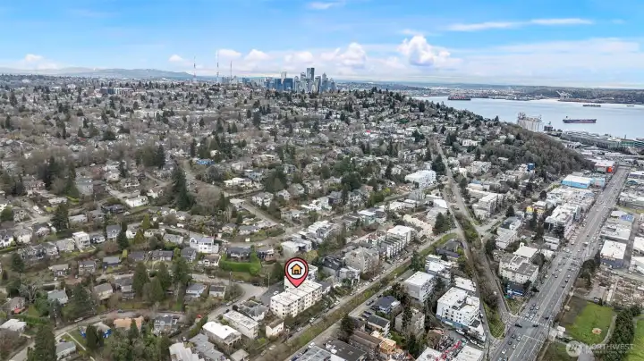 Close to downtown Seattle and parks within 1 mile: Sound View Terrace Park, West Howe Park, Bayview Playground, Rogers Park, West Queen Anne Playfield, Ella Bailey Park.
