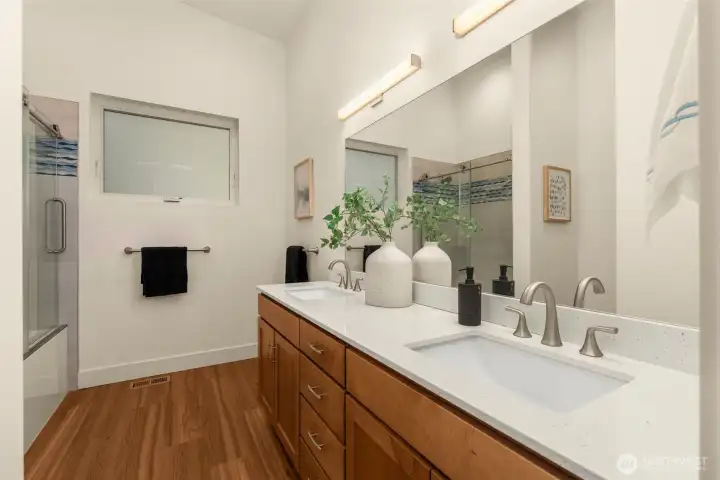 Full Hall BA with double sinks and tub/shower