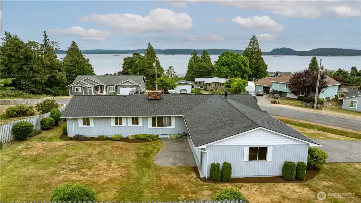 Newer roof, all vinyl windows. Newer roof, all vinyl windows.