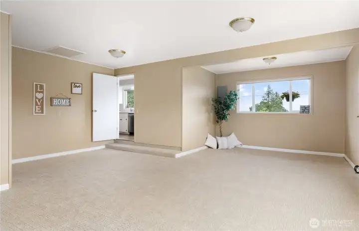 Grand Family room that leads into the kitchen Grand Family room that leads into the kitchen
