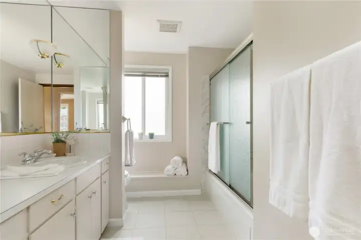 Main bathroom with tub shower Main bathroom with tub shower