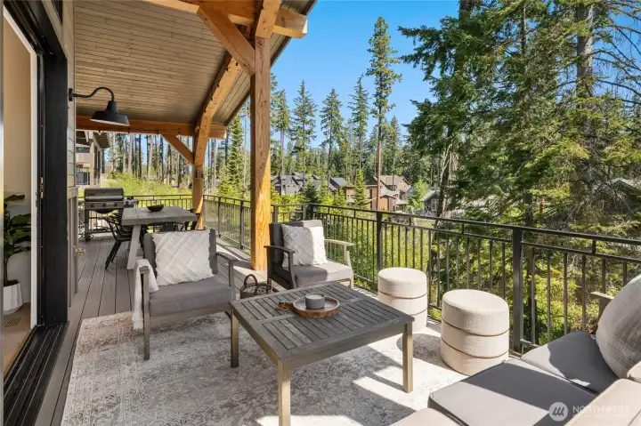 Ideal setting for morning coffee or evening gatherings. Ideal setting for morning coffee or evening gatherings.