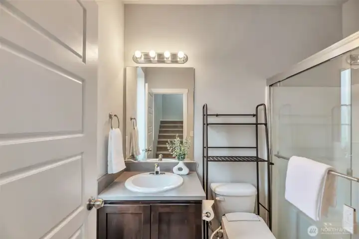 2nd Floor Bathroom w shower