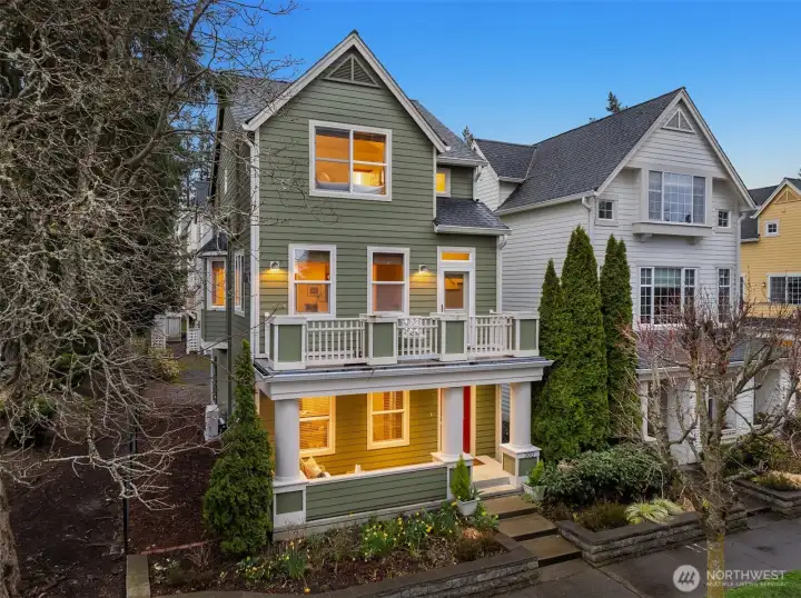 Great location with easy access to fine dining and boutique shops, the movie theater, art galleries, the Farmer's Market, library and much more!