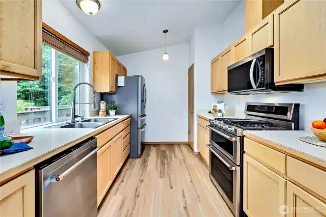 New microwave and nice stainless appliances, all stay with home!