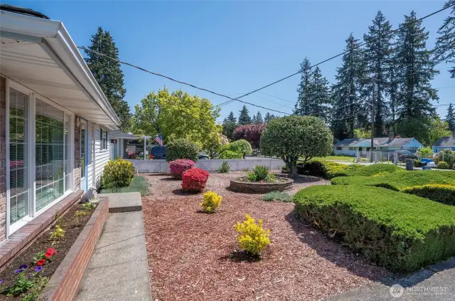 Take in the charming front yard view, featuring an additional garden bed—perfect for bringing your planting ideas to life.