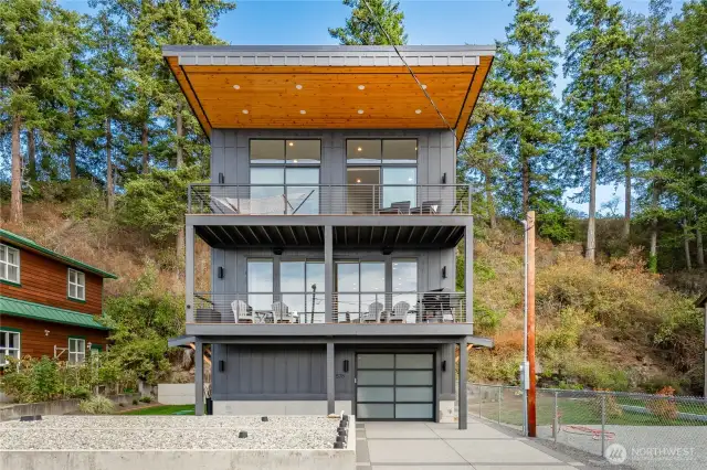 Welcome to your coastal retreat! Double tandem garage; front door on the left.
