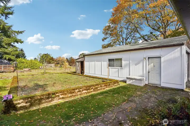 Huge Shop and garden bed