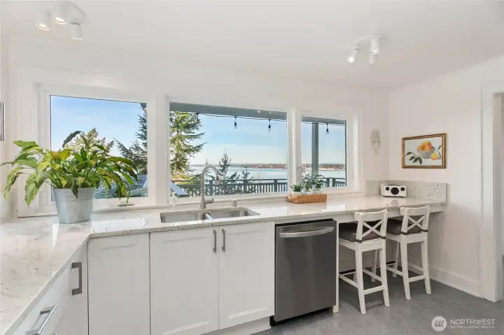 Kitchen with breakfast bar