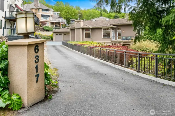 Your guests will find you with this well marked entrance.